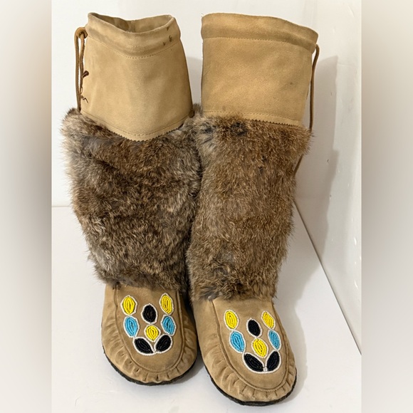 All Leather and Fur with Bead Toe Mukluks - Size Ladies 8 - Picture 5 of 13